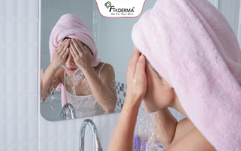 Rửa mặt với nước ấm