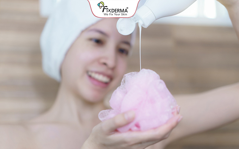 Làm sạch bằng sữa tắm dịu nhé