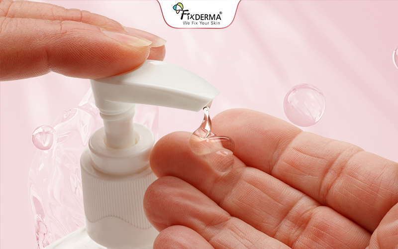 Lấy một lượng gel dung dịch ra tay